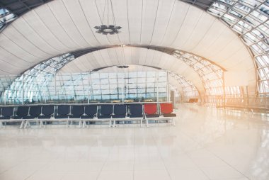 Bulanık arka plan parlak alışveriş merkezi gümüş gri ışıklandırması. Perakende mağazasında odağını kaybetmiş lamba kutusu. Bulanık hastane fotokopi alanı olan parlak yumuşaklık oteli. Mevcut arkaplan tasarım şablonu.