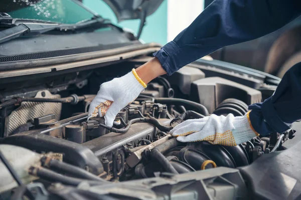 Close Car Mechanic Man Handen Repareren Auto Auto Reparatiewerkplaats Man — Stockfoto