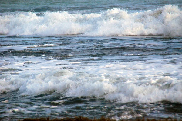 蓝色海洋海景热带巨浪在模糊的背景下 海景蓝海白浪在室外移动 水族海洋巨浪海夏季背景 绿松石水景 — 图库照片