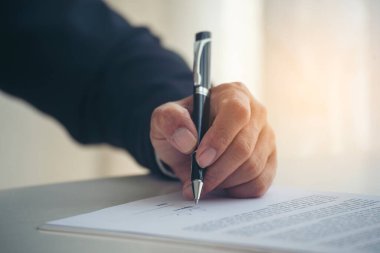 İş adamı, konferans odasında projelere başlamak için kalem imzası kullanıyor. İşletme müdürü toplantı odasında kontrat imzaladı. İş anlaşması kavramı