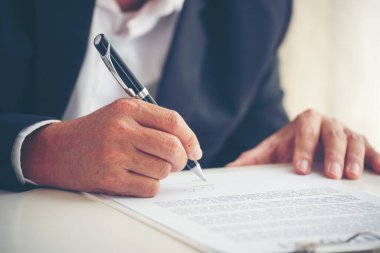 İş adamı, konferans odasında projelere başlamak için kalem imzası kullanıyor. İşletme müdürü toplantı odasında kontrat imzaladı. İş anlaşması kavramı