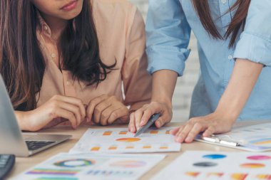 Şirket bürosunun yönetici takım çalışmasında birlikte çalışan başarılı iş kadını ortağınız kutlu olsun. İdari İşler Müdürü Asyalı iş kadınıyla tanışmak diz üstü bilgisayar masasını yumruklamak mutluluğu getirir.