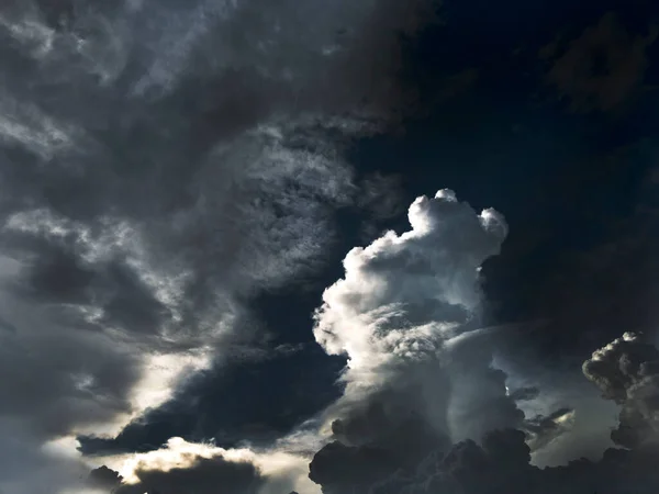 Dunkle Gewitterwolken Trüben Die Landschaft Meteorologie Birgt Die Gefahr Von — Stockfoto