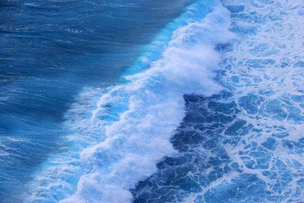 배경에 파도를 일으키고 백조의 움직임 야외에서 보인다 바다에 파도가 여름철의 — 스톡 사진