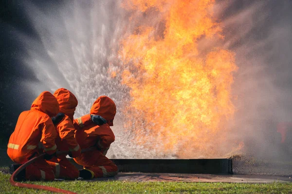Εκπαίδευση Διάσωσης Πυροσβεστών Στον Πυροσβεστήρα Πυροσβέστης Που Παλεύει Φλόγα Χρησιμοποιώντας — Φωτογραφία Αρχείου