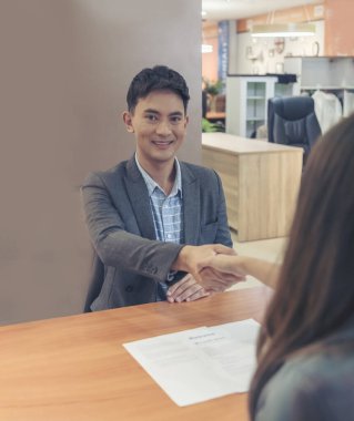 Takım İş Ortakları, Tebrik için el sıkışıyor toplantı odasında küçük bir iş kuruyorlar. Modern ofis el sıkışmasında el sıkışan takım arkadaşları. İş birleşmeleri ve satın almalar