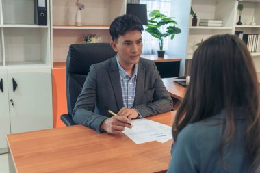 İnsan Kaynakları İK memurunun iş görüşmesi. Yeni çalışanın gülümseyen yüzüyle ofiste tokalaşması. İnsan Kaynakları Müdürü 'nün sorgulama özgeçmişi, yüz yüze. İş Görüşmesi Konsepti