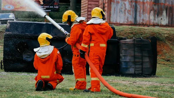 Firefighter Rescue Team Training Fire Fighting Extinguisher Firefighter Teamwork Fighting — Stok fotoğraf