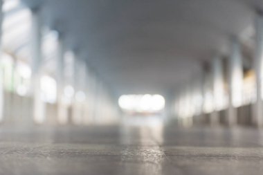 Bulanık arka plan parlak alışveriş merkezi gümüş gri ışıklandırması. Perakende mağazasında odağını kaybetmiş lamba kutusu. Bulanık hastane fotokopi alanı olan parlak yumuşaklık oteli. Mevcut arkaplan tasarım şablonu.