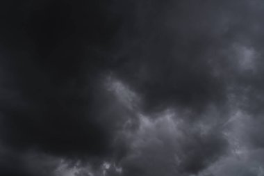 Dramatik kara fırtına yağmuru kara gökyüzünü bulutlandırıyor. Kara fırtına bulutlu yağmurlu atmosfer. Meteoroloji tehlikesi fırtına iklimi felakete çevirir. Kara bulutlu fırtına felaketi kasvetli gri bulut gökyüzü