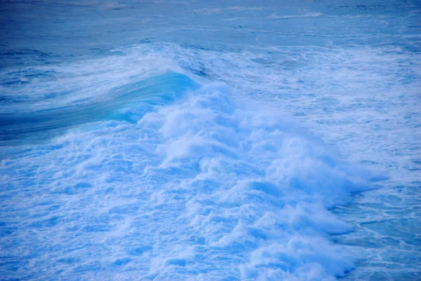 青い海の海洋の海の風景背景に熱帯の巨大な波がぼやけている 青い海の白い波の動きの屋外の風景 アクア海の巨大な波の海の夏の背景 ターコイズブルーの水の風景 — ストック写真
