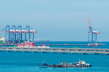 Lojistik ihracat terminalindeki vinç nakliye deposunda. Depo yük konteynır deposu rıhtım limanı yükleniyor. Lojistik deniz manzarası nakliye portalı kavramı