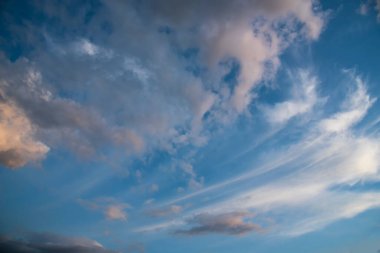Dramatik kara fırtına yağmuru kara gökyüzünü bulutlandırıyor. Kara fırtına bulutlu yağmurlu atmosfer. Meteoroloji tehlikesi fırtına iklimi felakete çevirir. Kara bulutlu fırtına felaketi kasvetli gri bulut gökyüzü