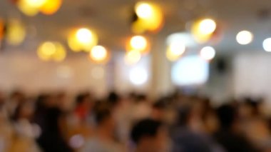 Girişimciler için sunum ekranı konferans salonunda toplantı salonundaki bulanık arka plan semineri etkinliği. Bulanık arkaplan kopyalama alanı