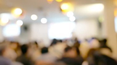 Girişimciler için sunum ekranı konferans salonunda toplantı salonundaki bulanık arka plan semineri etkinliği. Bulanık arkaplan kopyalama alanı