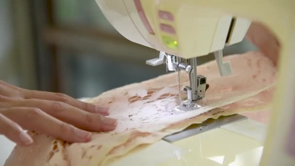 Damenhände Schneidern Nähmaschinen Junge Modedesigner Verwenden Nähmaschinengewebe Für Den Textileinzelhandel — Stockvideo