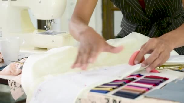 Предприниматель Моды Дизайнер Текстильном Бизнесе Проектирования Новой Коллекции Розничной Одежды — стоковое видео