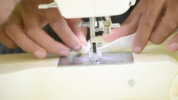 Damenhände Schneidern Nähmaschinen Junge Modedesigner Verwenden Nähmaschinengewebe Für Den Textileinzelhandel — Stockvideo