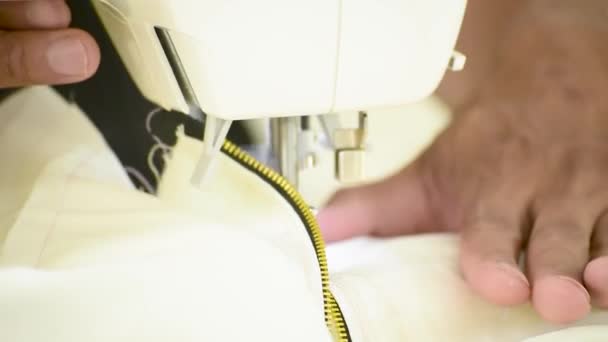 Mulheres Mãos Alfaiate Máquina Costura Jovens Mãos Designer Moda Usando — Vídeo de Stock