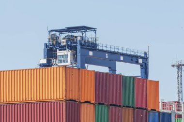 Lojistik ihracat terminalindeki vinç nakliye deposunda. Depo yük konteynır deposu rıhtım limanı yükleniyor. Lojistik deniz manzarası nakliye portalı kavramı