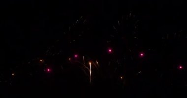 Red Firework, yeni yıl dönümünü kutluyor. 4 Temmuz bayram festivali 2024. Gece vakti kırmızı havai fişekler ulusal bayramı kutluyor. Yeni yıla geri sayım 2023 festival partisi zamanı etkinliği