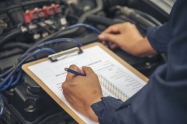 Otomobil makinelerinin mekanik servisini tamir eden elleri kapatın. Tamirci araba tamirhanesini tamir ederken ellerini kaldırdı. Araç kaputu otomobili kontrol ediyor. Araç bakım mühendisi.