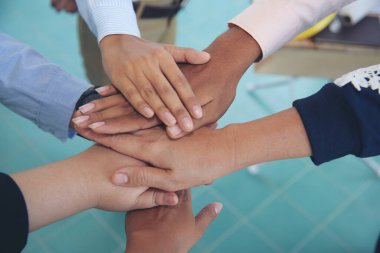 Çeşitli çok ırklı ortaklar takımını el ele tutuşun. Çok ırklı insanlarla buluşan ekip çalışması el ele tutuşsun. Çeşitlilik insanların elleri birleştirmek güçlendirme ortaklık ekipleri gönüllü topluluk bağlamak