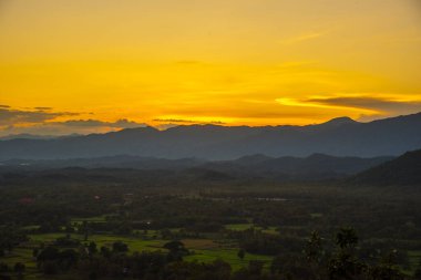 Gün batımı sıradağları güzel manzara sisi, alacakaranlık altın saat dramatik gökyüzü. Güzel manzara yüksek dağ sırtı sisi panorama manzarası şafak vakti dramatik gökyüzü. Gündoğumu manzarası dağ zirvesi.
