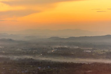 Gün batımı sıradağları güzel manzara sisi, alacakaranlık altın saat dramatik gökyüzü. Güzel manzara yüksek dağ sırtı sisi panorama manzarası şafak vakti dramatik gökyüzü. Gündoğumu manzarası dağ zirvesi.