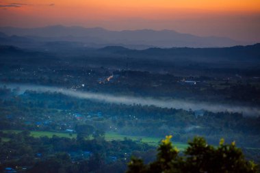 Gün batımı sıradağları güzel manzara sisi, alacakaranlık altın saat dramatik gökyüzü. Güzel manzara yüksek dağ sırtı sisi panorama manzarası şafak vakti dramatik gökyüzü. Gündoğumu manzarası dağ zirvesi.