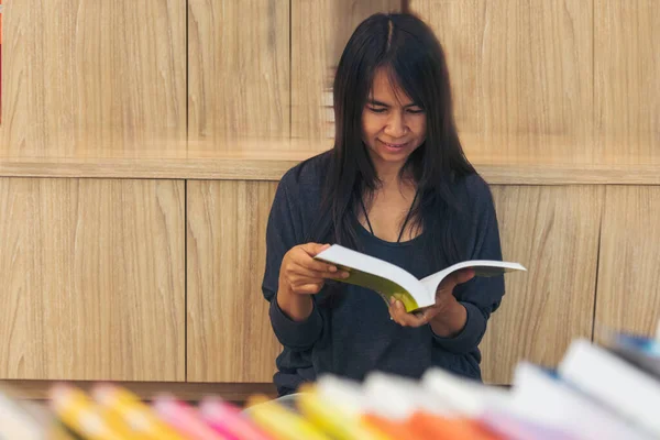 Donna Asiatica Che Tiene Lettura Libri Libreria Nella Biblioteca Universitaria — Foto Stock