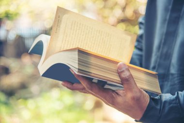 Yakından Adamlar Green Park 'ta ders kitabını açıyor. Green Park 'ta elinde kitap okuyan Asyalı bir adam var. Genç adam rahatlama açık kitap kişisel çalışma okudu. Üniversiteli erkekler öğrenmekten mutlu