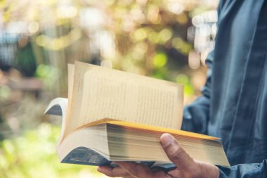 Yakından Adamlar Green Park 'ta ders kitabını açıyor. Green Park 'ta elinde kitap okuyan Asyalı bir adam var. Genç adam rahatlama açık kitap kişisel çalışma okudu. Üniversiteli erkekler öğrenmekten mutlu