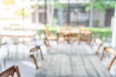 Alış veriş merkezindeki bulanık kafeterya kafeteryasında açık büfe satış mağazası var. Bulanık arkaplan tasarım masası sandalye pencereleri kapalı alan görüntüsünü dekore eder