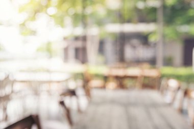 Alış veriş merkezindeki bulanık kafeterya kafeteryasında açık büfe satış mağazası var. Bulanık arkaplan tasarım masası sandalye pencereleri kapalı alan görüntüsünü dekore eder