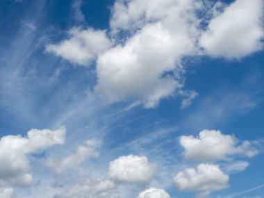 Mavi gökyüzü, yaz mevsiminde kabarık beyaz bulutlar güzel bulutlu açık gökyüzü. Panorama mavi gökyüzü bulutları gün ışığında fotokopi uzayıyla desenli. Kümülüs bulutlu hava güneşli bir gün.