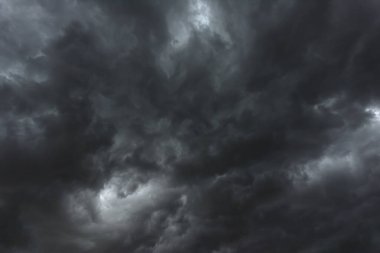Dramatik kara fırtına yağmuru kara gökyüzünü bulutlandırıyor. Kara fırtına bulutlu yağmurlu atmosfer. Meteoroloji tehlikesi fırtına iklimi felakete çevirir. Kara bulutlu fırtına felaketi kasvetli gri bulut gökyüzü