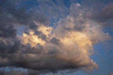 Dramatik kara fırtına yağmuru kara gökyüzünü bulutlandırıyor. Kara fırtına bulutlu yağmurlu atmosfer. Meteoroloji tehlikesi fırtına iklimi felakete çevirir. Kara bulutlu fırtına felaketi kasvetli gri bulut gökyüzü