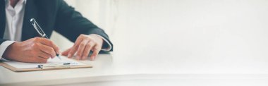 Banner Asyalı iş adamı konferans odasında yeni sözleşme imzalamak için kalem kullanıyor. Panorama Müdürü iş adamı toplantı için sözleşme imzaladı. Kopya alanı ile iş anlaşması kavramları