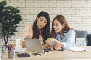 İki iş adamı büro masasında çalışıyor. İş stratejisi grafiği çizelgesi olan takım çalışması ortakları takımı, bilgi veri finans raporu. Takım ortağı pazarlama planlaması finans üstünlüğü istatistik raporu