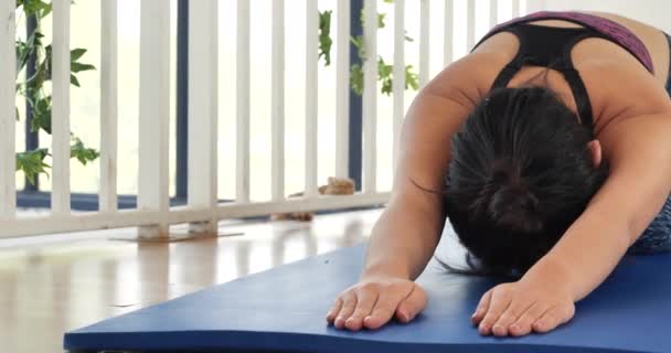 Frauen Yoga Meditation Stretching Zurück Meditieren Arme Hause Fitness Auf — Stockvideo