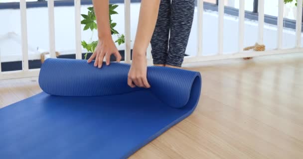 Kvinnliga Händer Rullade Upp Yogamattan Gymmet Golvet Yogans Träningsrum Home — Stockvideo