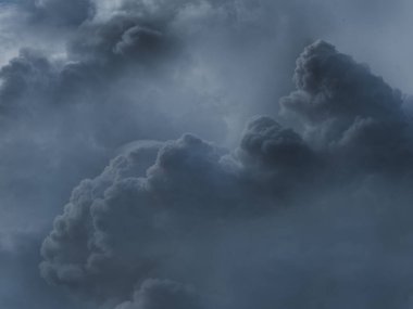Kara gökyüzü arka planında dramatik kara fırtına yağmur bulutları. Kara Gök Gürültülü Bulutlar Yağmurlu Yer. Meteoroloji, fırtına felaketi iklimini tehdit ediyor. Kara bulutlu fırtına felaketi Gri gökyüzü