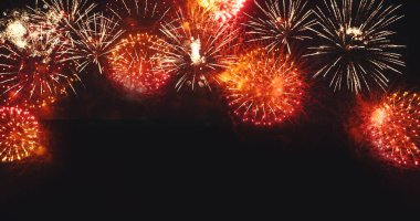 Red Firework yeni yıl dönümünü kutluyor. 2023, 4 Temmuz bayram festivali. Gece vakti kırmızı havai fişekler ulusal bayramı kutluyor. Yeni yıla geri sayım 2023 festival partisi zamanı etkinliği