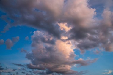 Dramatik kara fırtına yağmuru kara gökyüzünü bulutlandırıyor. Kara fırtına bulutlu yağmurlu atmosfer. Meteoroloji tehlikesi fırtına iklimi felakete çevirir. Kara bulutlu fırtına felaketi kasvetli gri bulut gökyüzü