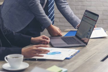 İş stratejisi ekip raporu şeması, grafik, bilgi verileri finansal rapor planını analiz eder. Eller takım ortağı pazarlama planlama finans istatistik satış raporunu Extra hesap tablosu ile birlikte