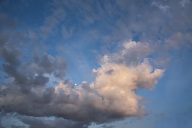 Dramatik kara fırtına yağmuru kara gökyüzünü bulutlandırıyor. Kara fırtına bulutlu yağmurlu atmosfer. Meteoroloji tehlikesi fırtına iklimi felakete çevirir. Kara bulutlu fırtına felaketi kasvetli gri bulut gökyüzü