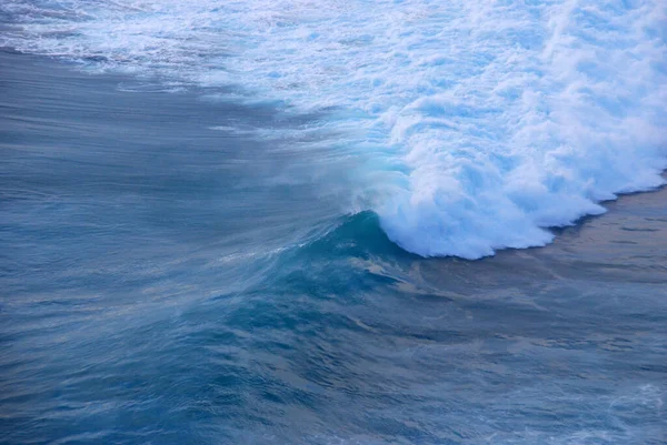 蓝色海洋海景热带巨浪在模糊的背景下 海景蓝海白浪在室外移动 水族海洋巨浪海夏季背景 绿松石水景 — 图库照片