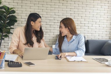 Şirket bürosunun yönetici takım çalışmasında birlikte çalışan başarılı iş kadını ortağınız kutlu olsun. İdari İşler Müdürü Asyalı iş kadınıyla tanışmak diz üstü bilgisayar masasını yumruklamak mutluluğu getirir.