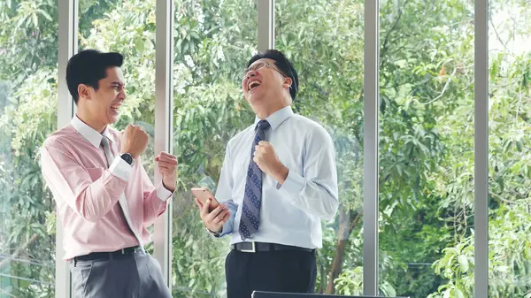 Ενθουσιασμένοι Δύο Επιχειρηματίες Επίτευγμα Της Εταιρείας Επιτυχία Επιχειρηματίας Χαρούμενος Πήρε — Φωτογραφία Αρχείου